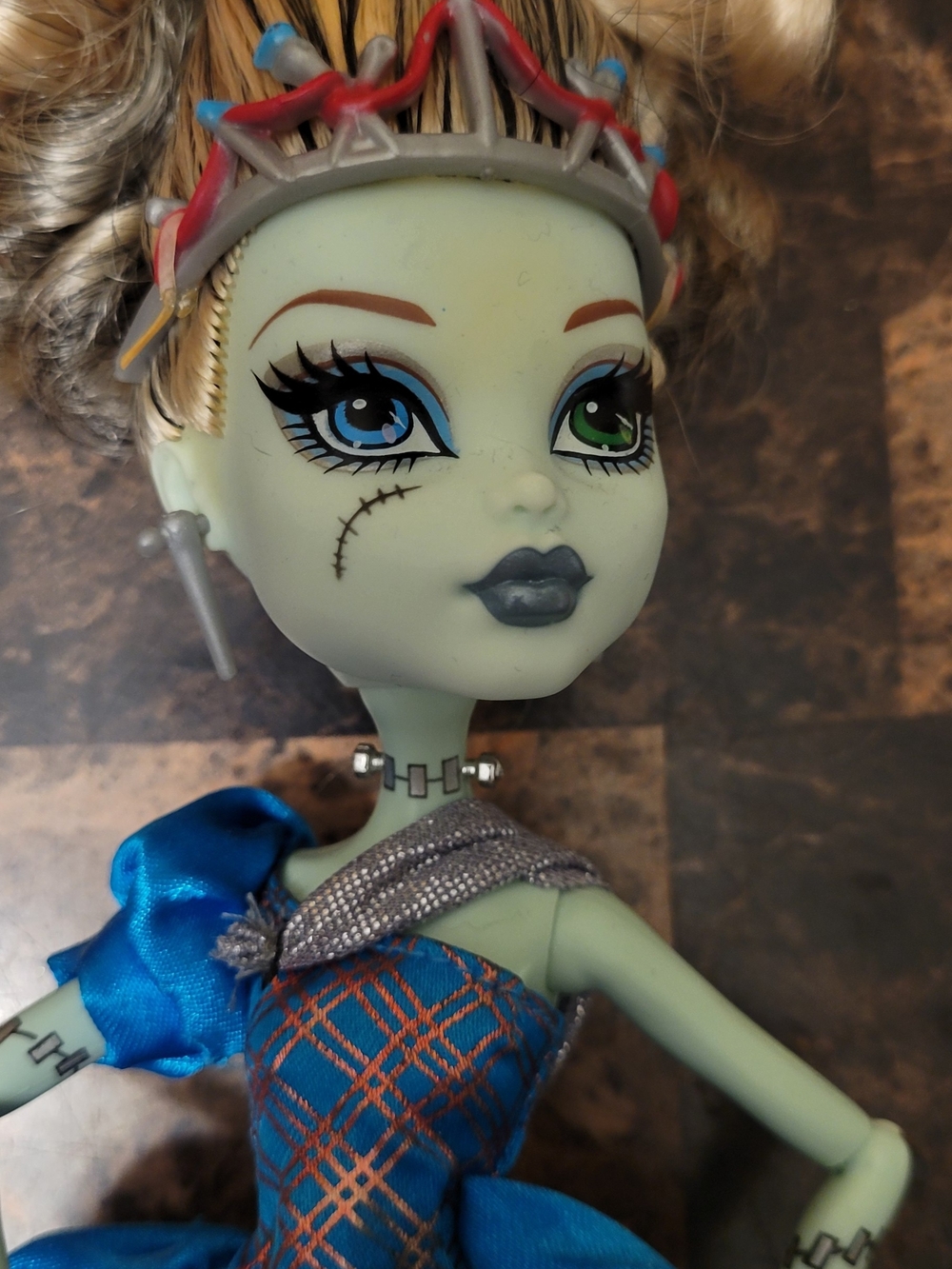G1 Monster High Scarily Ever After Frankie Stein As Threaderella Only Displayed - Picture 2 of 7